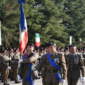 la-bandiera-di-guerra-dell85-rav-lascia-la-cerimonia