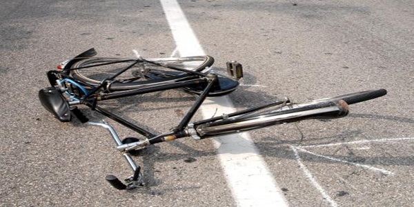Ciclista urtato da un’auto che si allontana: Polizia Municipale ricerca testimoni