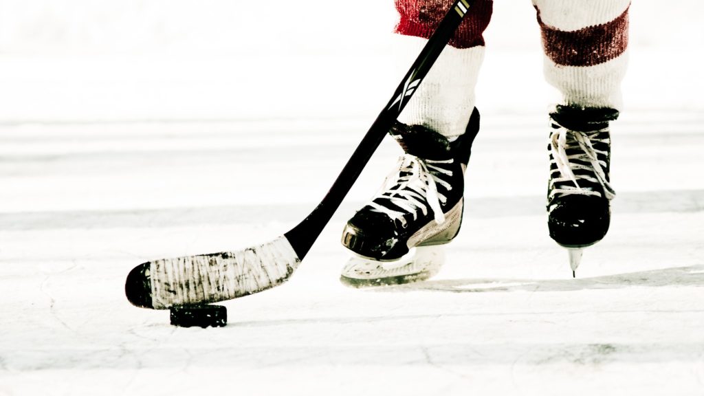 Sport: esibizione di Hockey sulla pista di pattinaggio di piazza bra