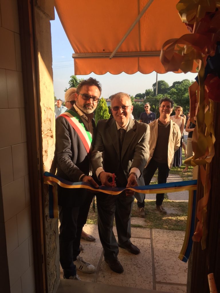 Taglio del nastro alla Casa in Collina, Comunità Terapeutica Riabilitativa Protetta a Valeggio sul Mincio. Una nuova cucina, centro della comunità, in occasione dei 17 anni di attività