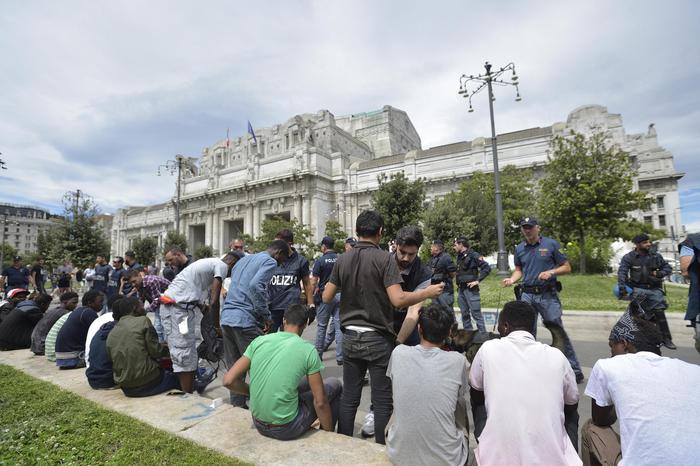 Sicurezza: blitz polizia in stazione Centrale a Milano