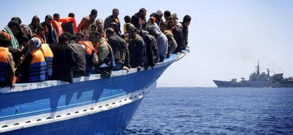 Sbarco di migranti in piena spiaggia fra i bagnanti
