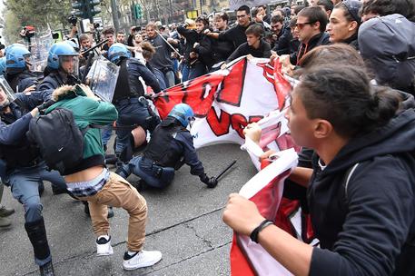 G7: scontri a corteo protesta a Torino, fermato manifestante