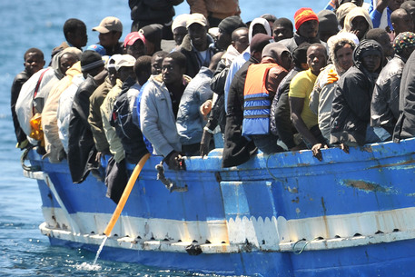 Collisione nave-barca migranti, almeno 8 morti