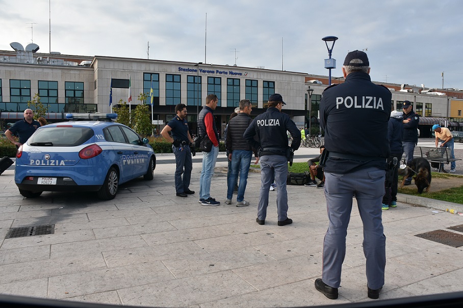 Stazione Porta Nuova – la Polizia ferma e controlla due immigrati sprovvisti di permesso di soggiorno. Uno di loro accompagnato al CPR