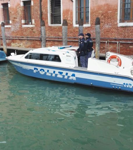Occupa casa Venezia, denuncia ed espulso