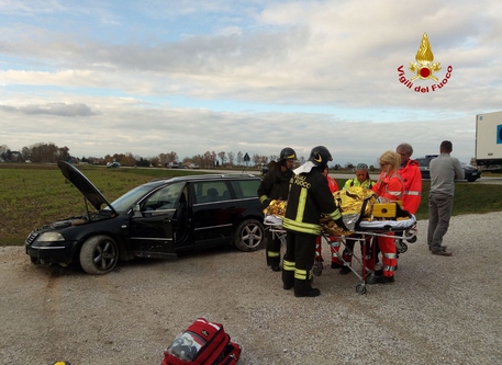 Auto cade da un cavalcavia e piomba in agriturismo