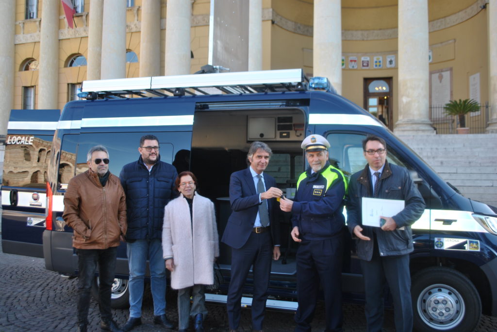Polizia Municipale, infortunistica stradale. Consegnato stamattina nuovo furgone tecnologico