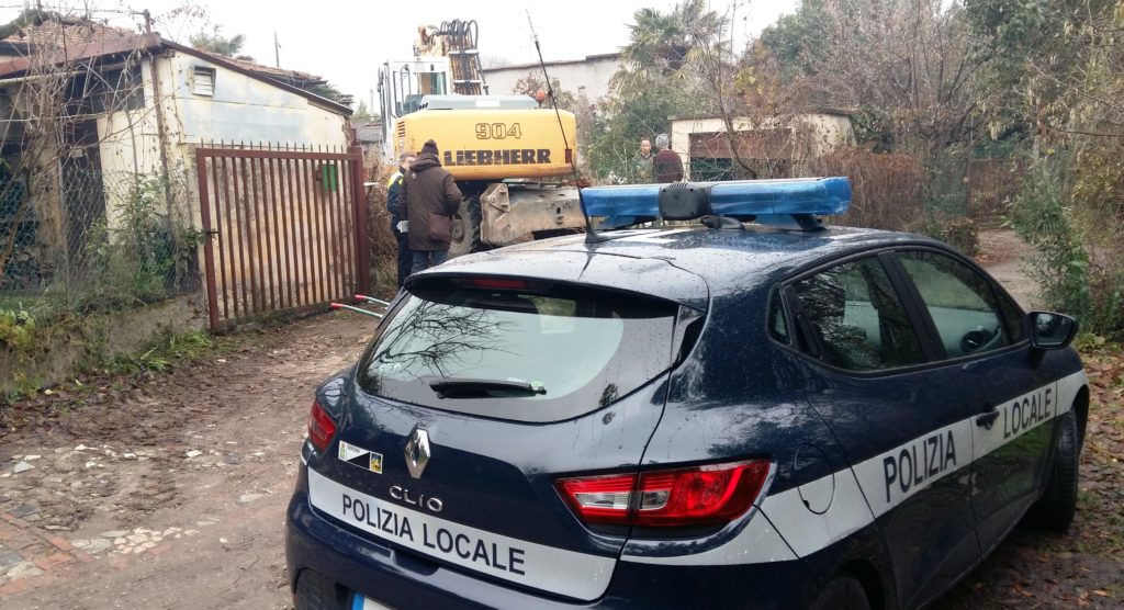 POLIZIA MUNICIPALE: INIZIATO A BRECCIA CAPPUCCINI ABBATTIMENTO CASE ABUSIVE OCCUPATE DA SPACCIATORI