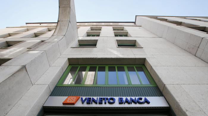 Con auto contro sede Veneto Banca