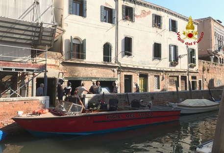 Fiamme in palazzo a Venezia, domate