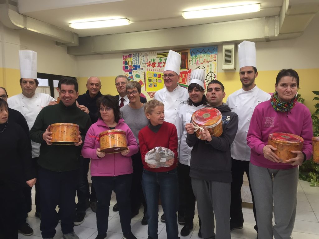 Scatole in edizione limitata realizzate da un dipinto di ragazzi disabili per il «Dolce della solidarietà»