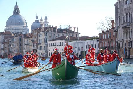 A Venezia la Regata dei Babbi Natale
