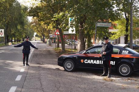 Fugge a alt carabinieri, ferito militare