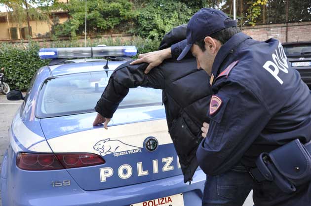 VERONA: Scoperto dopo un furto all’IN’S di Via XX Settembre: aggredisce vigilantes e poliziotti. Arrestato pluripregiudicato dalla Polizia.