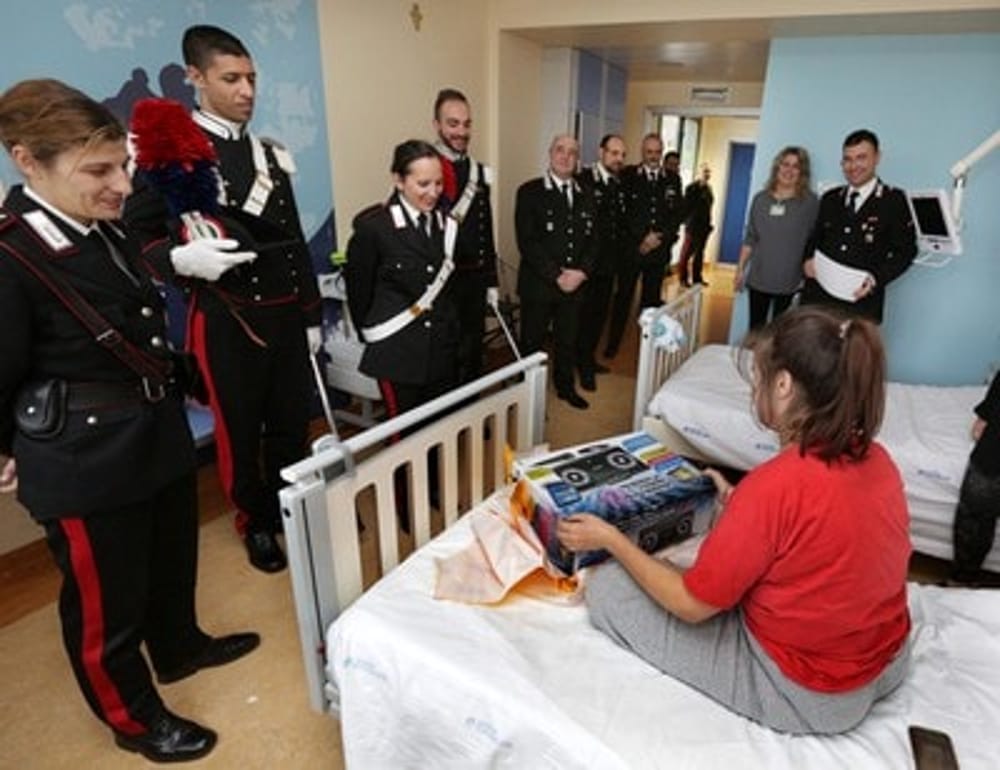 CARABINIERI DI VERONA CONSEGNANO REGALI AI PAZIENTI DELL’OSPEDALE DELLA DONNA E DEL BAMBINO