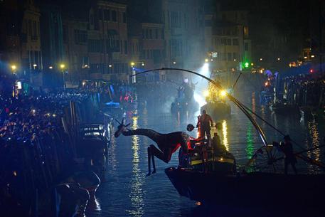 Carnevale Venezia, via con Circo Fellini