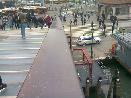 Sbaglia manovra,con auto su riva Venezia