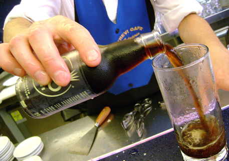 Chiede conto bevande, barman accoltellato