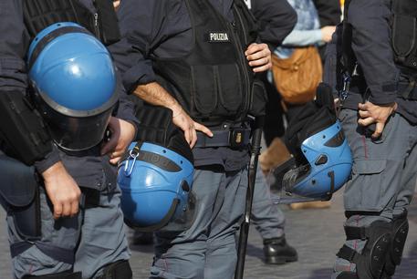 Verona: Rissa tra ultras prima di Hellas/Roma: la Polizia di Stato interviene e arresta 21 facinorosi.