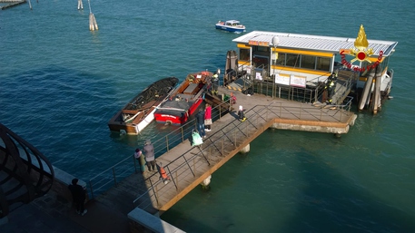 Venezia: taxi acqueo a fuoco nella notte