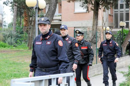 Picchia madre e nonni, arrestato