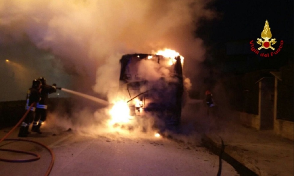 Fiamme in bus con 50 persone,tutti salvi