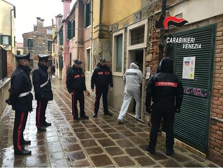 Cadavere in casa a Venezia, indagini Cc
