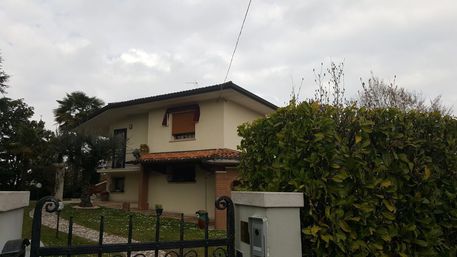 Rapinatori legano e imbavagliano donna