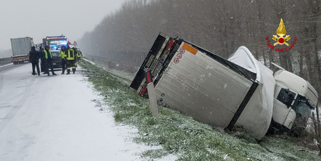 Maltempo: camion e auto fuori strada sulla Romea, morta donna