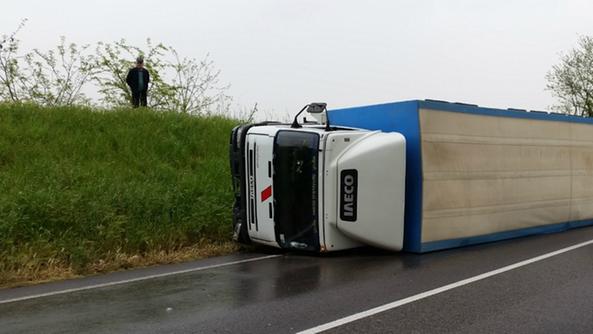Camion si rovescia su A4, 2 feriti