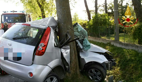 Auto contro albero, morto giovane