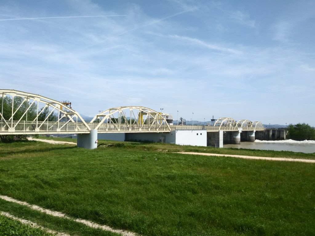 Migliorie alla passerella sull’Adige La posa di un passaggio in gomma per gli amici a quattro zampe