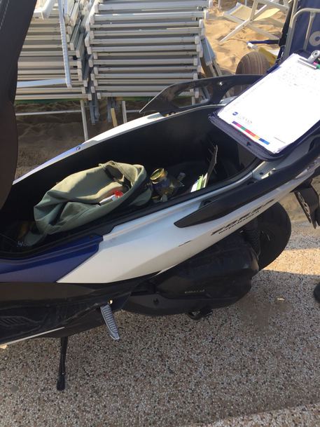 In motorino lungo spiaggia con droga