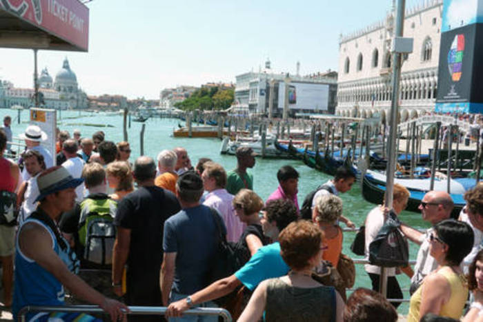 Venezia: tornano gli steward per decoro