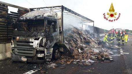 Furgone e tir si incendiano, due morti