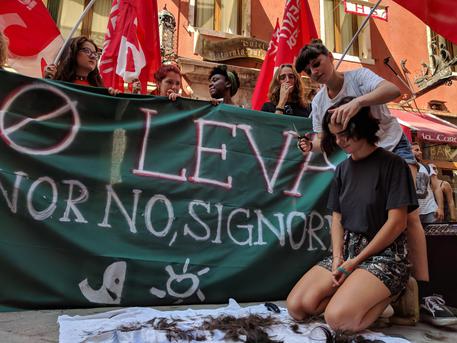 Leva, capelli tagliati zero per protesta