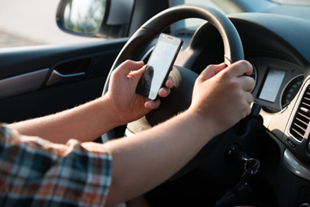 Cellulare alla guida. Multati 25 automobilisti in poche ore. In supporto anche agenti in borghese e in moto