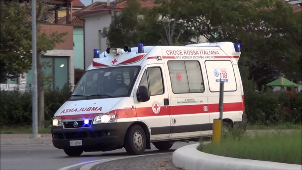 Bimbo in bici travolto da scuolabus