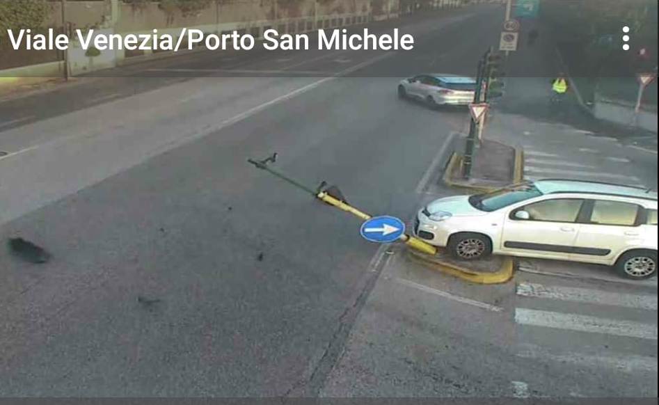 Auto fugge dopo aver abbattuto semaforo in Viale Venezia