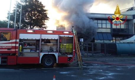 Incendi: bruciate auto vicine a deposito gomme