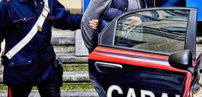Picchia moglie e figli, arrestato da Cc
