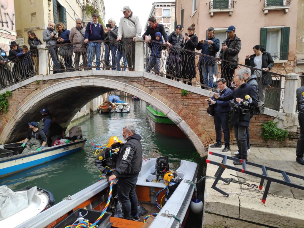 Domenica i gondolieri sub tornano a ripulire le acque dei canali di Venezia