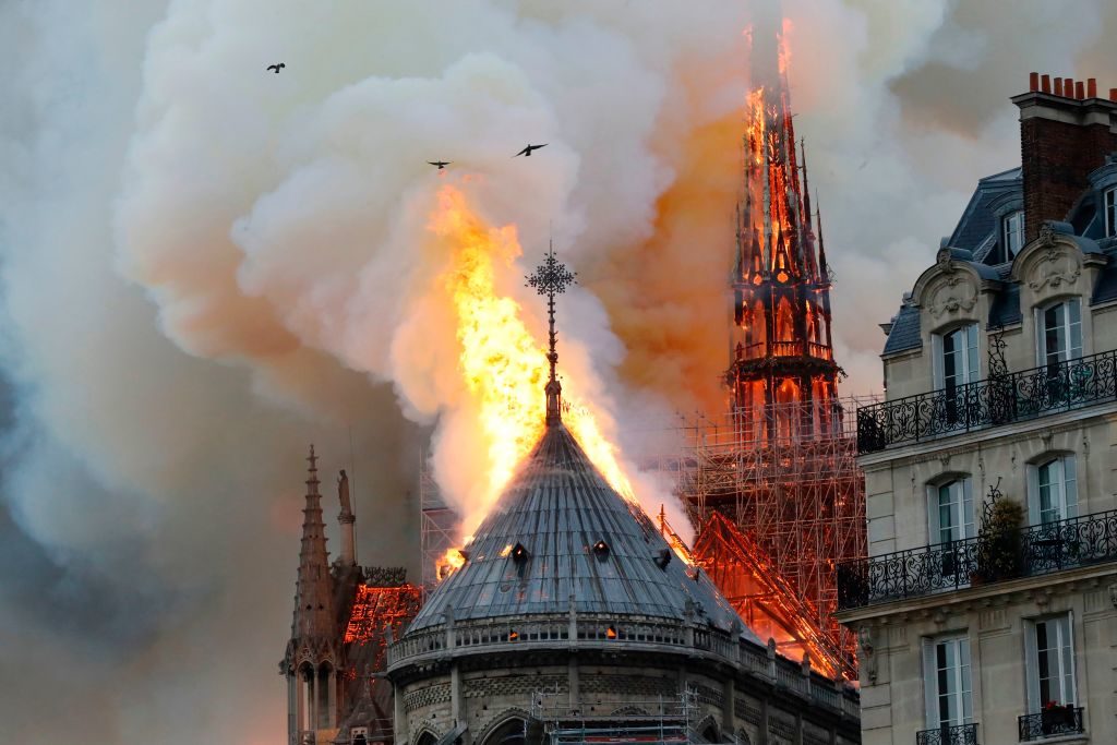 Notre Dame: Ca’ Farsetti e La Fenice illuminate con i colori del tricolore francese come gesto di solidarietà di Venezia a Parigi