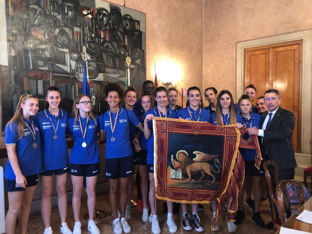 Volley. Le campionesse d’Italia Under 14 della Gielle ImocoVolley San Dona’ ricevute dal Vicepresidente Forcolin, “Orgoglioso di consegnare la bandiera del Veneto”