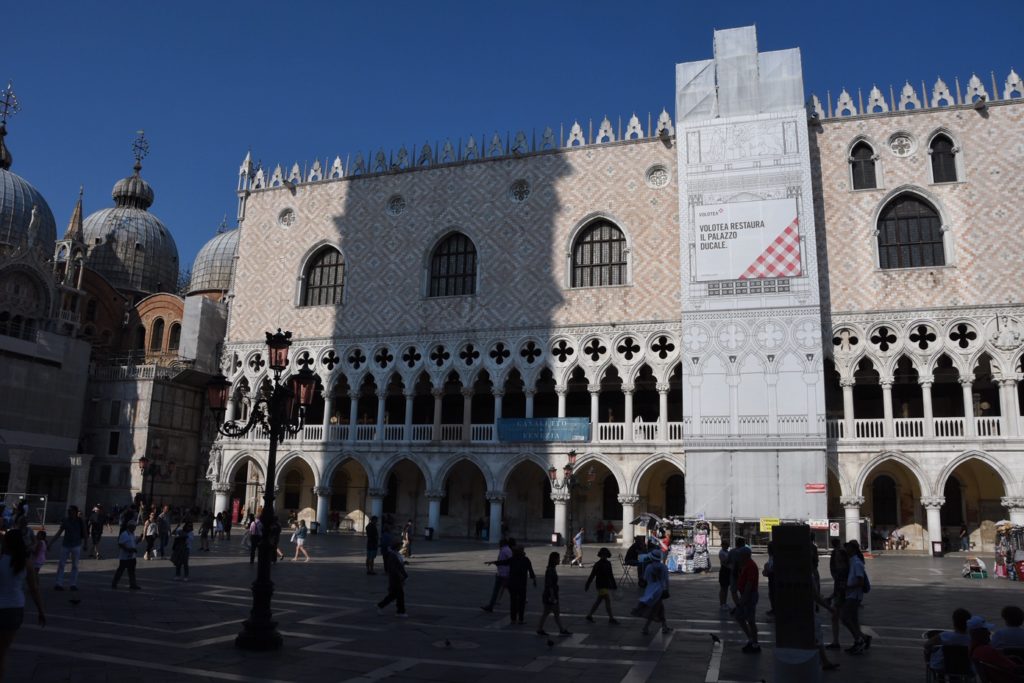 Entrano nel vivo i lavori di restauro della balconata di Palazzo Ducale. Intervento finanziato da Volotea, grazie ad un accordo con il Comune di Venezia e la Fondazione Musei Civici