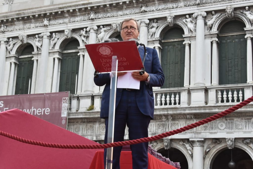 Il sindaco Brugnaro alla cerimonia di consegna dei diplomi di laurea di Ca’ Foscari a San Marco: “Siate umili, curiosi, ma soprattutto originali”