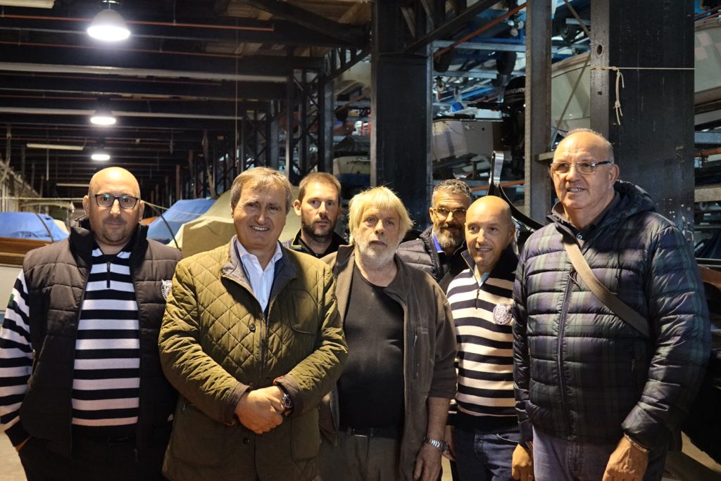 Varate questo pomeriggio alla Giudecca due nuove gondole “da parada”. Il sindaco Brugnaro: “Abbiamo ascoltato le esigenze dei gondolieri. Li ringrazio, assieme a chi sviluppa la cantieristica nautica veneziana, per l’amore che dimostrano per la Città”