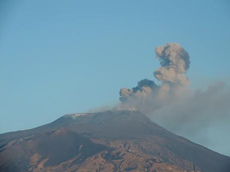 Etna: cenere lavica da crateri sommitali