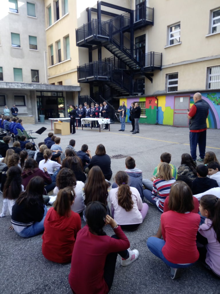 Gli alpini di Villafranca donano un DAE (defibrillatore automatico esterno) alle Cavalchini-Moro